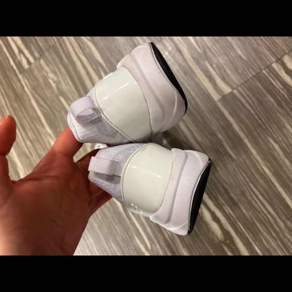 Like new Fabletics Caheunga Performance Sneaker - Picture 5 of 7